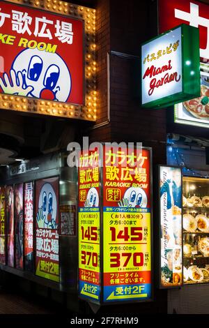 Vue verticale des néons flamboants d'une salle de karaoké à Shibuya Centre-Gai, Shibuya, Tokyo, Japon Banque D'Images