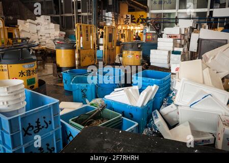 Beaucoup de boîtes isothermes, de godets et de chariots élévateurs à fourche garés dans la zone de chargement et de déchargement du marché intérieur des poissons Tsukiji de Tokyo, Tokyo, Japon Banque D'Images