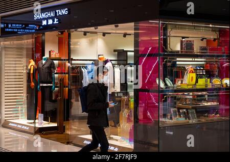 Hong Kong, Chine. 09e avril 2021. Un homme portant un masque passe devant le magasin Shanghai Tang de la marque de maison de luxe de Hong Kong à Hong Kong. (Photo de Budrul Chukrut/SOPA Images/Sipa USA) crédit: SIPA USA/Alay Live News Banque D'Images