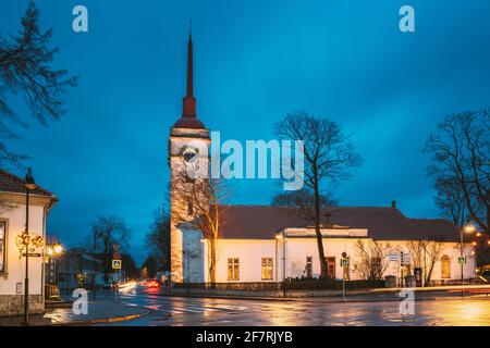 Kuressaare, Estonie. Église du Saint-Laurent Kuressaare dans la soirée Blue Hour. Rue. Banque D'Images