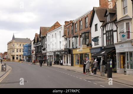 Stratford upon Avon High Street, fermée à la circulation pour permettre la prise de distance sociale pendant le verrouillage en cas de pandémie, avril 2021. Banque D'Images