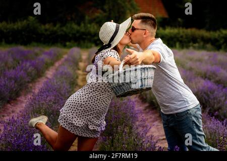 Un couple amoureux marchant dans un champ de lavande en Ukraine, herbes médicinales et parfumées. Nouveau Banque D'Images