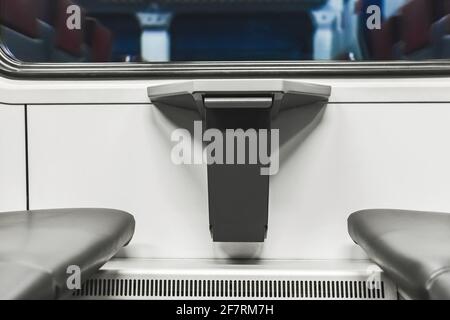 Poubelle compacte à l'intérieur d'un train électrique stadler moderne. Banque D'Images