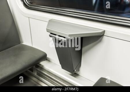 Poubelle compacte à l'intérieur d'un train électrique stadler moderne. Banque D'Images