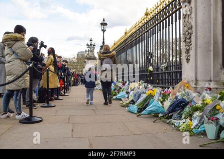 Londres, Royaume-Uni. 9 avril 2021. Une femme et sa fille profèrent des fleurs en hommage au prince Philip à l'extérieur du palais de Buckingham. Le duc d'Édimbourg est mort aujourd'hui, âgé de 99 ans. Credit: Vuk Valcic/Alamy Live News Banque D'Images