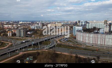 Grand échangeur de transport dans une grande ville. Il y a beaucoup de transports en commun sur la route. Photographie aérienne. Banque D'Images