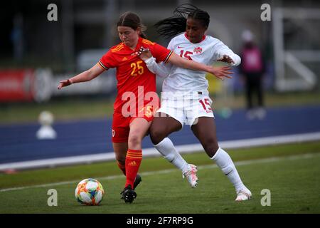 Esther Morgan (à gauche) du pays de Galles et le prince Nichelle (à droite) du Canada se battent pour le ballon lors du match amical international des femmes au stade Leckwith, au pays de Galles. Date de la photo: Vendredi 9 avril 2021. Voir PA Story SOCCER Wales Women. Le crédit photo devrait se lire comme suit : Nick Potts/PA Wire. RESTRICTIONS : utilisation éditoriale uniquement, aucune utilisation commerciale sans le consentement préalable du détenteur des droits. Banque D'Images