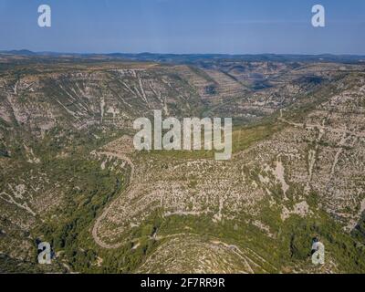 Vue aérienne de la Vallée des Gorges de la vis coupant à travers Causse du Larzac dans le Parc National des Cévennes, dans le sud de la France Banque D'Images