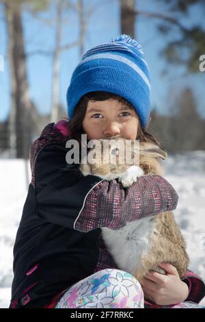 A. une jeune fille câlin son lapin un matin de printemps Banque D'Images