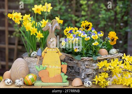 décoration de pâques avec lapin de pâques et fleurs de violons jaunes et narcisse Banque D'Images