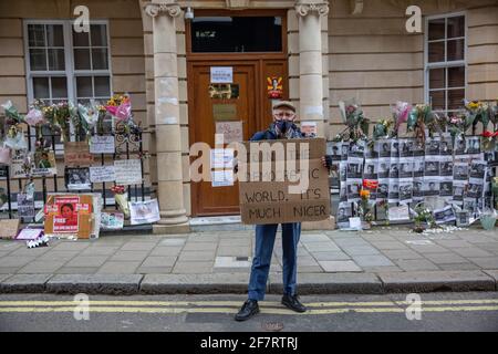 Manifestant devant l'ambassade du Myanmar à Mayfair, Londres, Royaume-Uni Banque D'Images