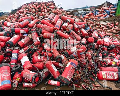 Extincteurs utilisés pour éteindre les incendies dans une décharge sanitaire. Les anciens extincteurs sont collectés pour recyclage et élimination. Pollution plastique Challeng Banque D'Images