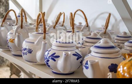 Visite de la fabrication de céramique, destination de voyage des Açores, vases, bocaux et assiettes en argile. Banque D'Images