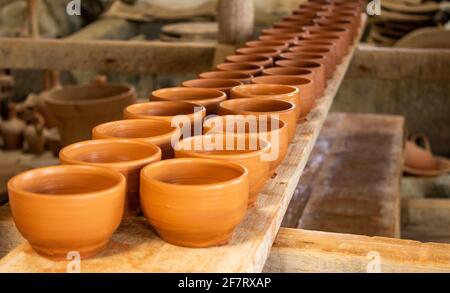 Visite de la fabrication de céramique, destination de voyage des Açores, vases, bocaux et assiettes en argile. Banque D'Images