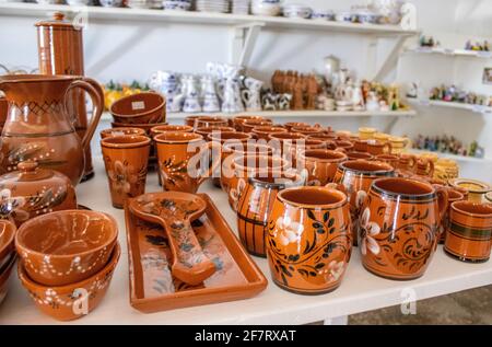 Visite de la fabrication de céramique, destination de voyage des Açores, vases, bocaux et assiettes en argile. Banque D'Images