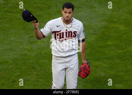 Minneapolis, États-Unis. 08 avril 2021. Le lanceur de départ des Minnesota Twins Jose Berrios accuse réception des encouragements de la foule après avoir quitté le match dans le sixième repas contre les Seattle Mariners au Target Field de Minneapolis, le jeudi 8 avril 2021. (Photo par Carlos Gonzalez/Minneapolis Star Tribune/TNS/Sipa USA) crédit: SIPA USA/Alay Live News Banque D'Images