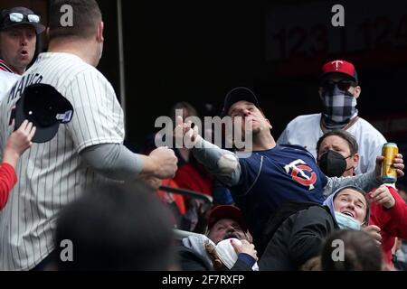 Minneapolis, États-Unis. 08 avril 2021. Un fan des Minnesota Twins arrive sans succès pour une balle de fouleux dans le troisième repas lors de l'ouverture de la maison contre les Seattle Mariners au Target Field de Minneapolis, le jeudi 8 avril 2021. (Photo par Anthony Souffle/Minneapolis Star Tribune/TNS/Sipa USA) crédit: SIPA USA/Alay Live News Banque D'Images