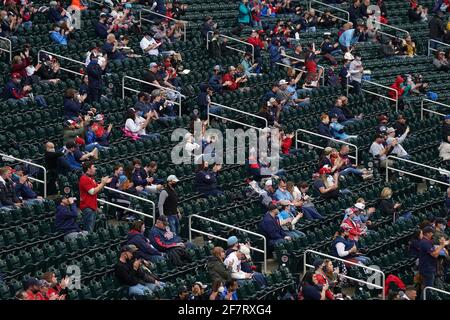 Minneapolis, États-Unis. 08 avril 2021. Les fans, qui ont bridé dix mille, applaudissent alors qu'ils étaient assis à distance au cours de l'ouverture à domicile des Minnesota Twins contre les Seattle Mariners au Target Field de Minneapolis, le jeudi 8 avril 2021. (Photo par Anthony Souffle/Minneapolis Star Tribune/TNS/Sipa USA) crédit: SIPA USA/Alay Live News Banque D'Images