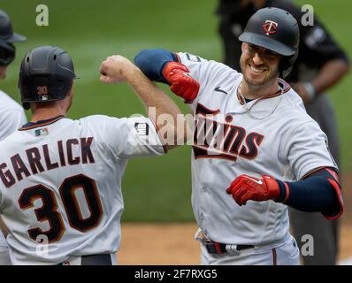 Minneapolis, États-Unis. 08 avril 2021. Mitch Garver (8) des Twins du Minnesota a été accueilli par son coéquipier Kyle Garlick (30) après une course à domicile de trois coups lors du troisième match contre les Seattle Mariners au Target Field de Minneapolis, le jeudi 8 avril 2021. (Photo par Carlos Gonzalez/Minneapolis Star Tribune/TNS/Sipa USA) crédit: SIPA USA/Alay Live News Banque D'Images