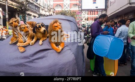 Kolkata, Bengale-Occidental, Inde - janvier 2018: Jouets en peluche colorés de lions, tigres et chiens à vendre dans les rues de la nouvelle zone du marché de Kolkata. Banque D'Images