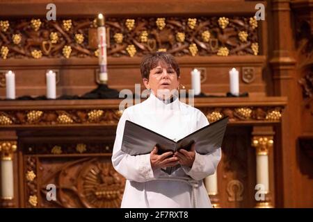 Ellen Williams, pasteur de l'église luthérienne Saint Martin à Austin, TX, une filiale de l'église luthérienne évangélique d'Amérique (ELCA), exécute le Service de Tenebrae pour un public en ligne seulement pendant la semaine Sainte. Tenebrae, latin pour l'ombre ou l'obscurité, se caractérise par l'extinction progressive de bougies signifiant la souffrance et la mort de Jésus. ©Bob Daemmrich Banque D'Images