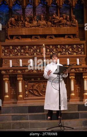 Ellen Williams, pasteur de l'église luthérienne Saint Martin à Austin, TX, une filiale de l'église luthérienne évangélique d'Amérique (ELCA), exécute le Service de Tenebrae pour un public en ligne seulement pendant la semaine Sainte. Tenebrae, latin pour l'ombre ou l'obscurité, se caractérise par l'extinction progressive de bougies signifiant la souffrance et la mort de Jésus. ©Bob Daemmrich Banque D'Images