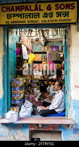 Kolkata, Bengale-Occidental, Inde - janvier 2018: Un vieux magasin rustique d'époque dans la rue arménienne, dans le quartier de Barabazar de la ville de Kolkata. Banque D'Images