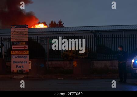 Cork, Irlande. 9 avril 2021. Incendie important au National Recycling Center, Cork, Irlande. Peu avant 20H cet après-midi, un incendie a éclaté au Centre national de recyclage dans la zone industrielle de Churchfield, à Cork. Quatre unités de la brigade des pompiers de la ville de Cork sont actuellement sur place pour faire face au feu. Gardai sont sur les lieux de la circulation. Credit: Damian Coleman/Alay Live News Banque D'Images