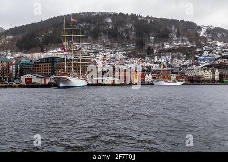 Bateau à voile à grande hauteur Christian Radich (construit en 1937) au quai de Bryggen, et barque Statsraad Lehmkuhl (né en 1914) à Bradbenken, dans l'ancien port de Bergen, N Banque D'Images