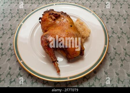 Demi-torréfaction ou faisan braisé sur Sauerkraut, sur une assiette, en style alsacien traditionnel Banque D'Images