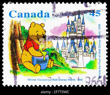 MOSCOU, RUSSIE - le 17 JANVIER 2021 : le timbre-poste imprimé au Canada montre Winnie l'ourson à Disney World, 1996, série Winnie l'ourson, vers 1996 Banque D'Images