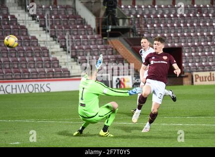 Tynecastle Park, Édimbourg, Écosse. ROYAUME-UNI. 9 avril 21. Scottish Championship Match.Hearts vs Alloa Hearts Euan Henderson scores 3e but crédit: eric mccowat/Alay Live News Banque D'Images