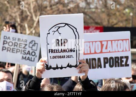 Belgrade, Serbie - 8 avril 2021 : les personnes qui détiennent des pancartes de signes et de slogan pendant les travailleurs en ligne freelance serbes protestent contre les impôts rétroactifs Banque D'Images