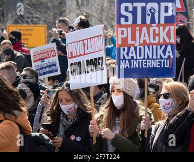 Belgrade, Serbie - 8 avril 2021 : les travailleurs indépendants serbes en ligne détiennent des pancartes alors qu'ils protestent contre les impôts rétroactifs et le ministère ignorant Banque D'Images