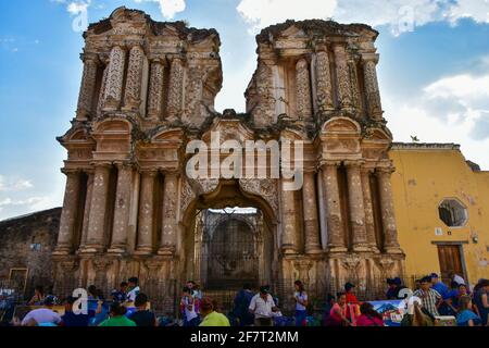 Façade de l'ancienne église Nuestra Señora del Carmen à Antigua, Guatemala Banque D'Images