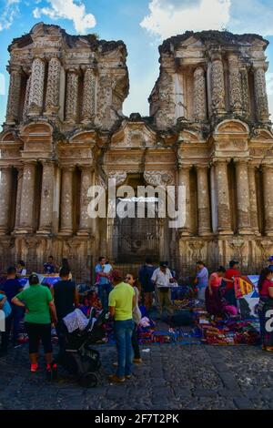 Façade de l'ancienne église Nuestra Señora del Carmen à Antigua, Guatemala Banque D'Images