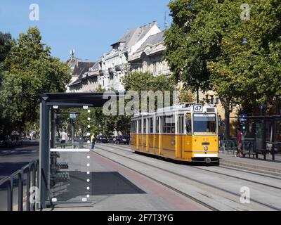 BUDAPEST, HONGRIE - 15 septembre 2019 : Budapest, Hongrie, 15 septembre 2019 - tramway jaune numéro 47 et gare Banque D'Images