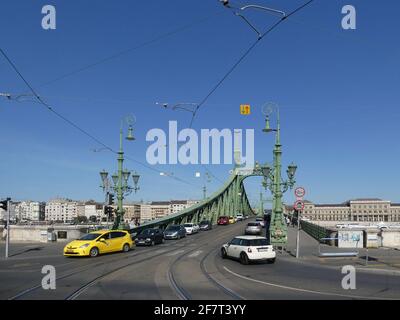 BUDAPEST, HONGRIE - 15 septembre 2019 : Budapest, Hongrie, 15 septembre 2019. - Liberty Bridge ou Freedom Bridge relie Buda et Pest à travers la rivière Banque D'Images