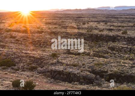 Coucher de soleil sur les champs de lave du terrain de jeux Valley of Fires, Nouveau-Mexique. Banque D'Images