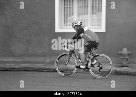 Un homme senior actif passe son vélo le long d'une route à Santa Fe, Nee Mexico. Banque D'Images