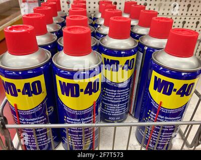 Manno, Suisse - 3 mars 2021 : les lubrifiants WD-40 sont présentés dans un magasin en Suisse. WD-40 est une marque américaine et le nom de la marque Banque D'Images