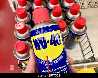 Manno, Suisse - 3 mars 2021 : les lubrifiants WD-40 sont présentés dans un magasin en Suisse. WD-40 est une marque américaine et le nom de la marque Banque D'Images