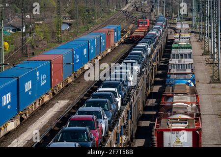 Station de fret Duisburg-Rheinhausen, dans la zone portuaire de Logport, trains de marchandises chargés de nouvelles voitures, de divers conteneurs-citernes et du train de conteneurs Banque D'Images