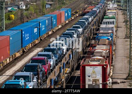 Station de fret Duisburg-Rheinhausen, dans la zone portuaire de Logport, trains de marchandises chargés de nouvelles voitures, de divers conteneurs-citernes et du train de conteneurs Banque D'Images