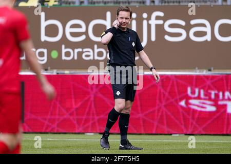 KERKRADE, PAYS-BAS - AVRIL 9 : arbitre Ingmar Oostrom lors du match hollandais de Keukenkampioendivisiie entre Roda JC Kerkrade et Almere City FC à Pa Banque D'Images