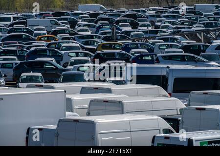 Terminal automobile dans le port intérieur Logport I, à Duisburg sur le Rhin, manutention de véhicules neufs, zone de stockage, NRW, Allemagne Banque D'Images