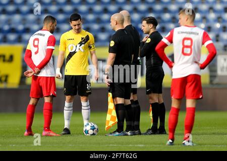 BREDA, PAYS-BAS - AVRIL 9 : arbitre Rob Dieperink, Mounir El Allouchi du CNA Breda, Jeredy Hilterman du FC Utrecht U23 pendant l'Eerste Divis néerlandais Banque D'Images