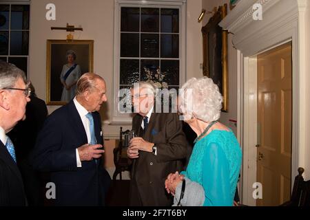 Windsor, Berkshire, Royaume-Uni. 11 avril 2017. HRH Prince Phillip, le duc d'Édimbourg rencontre des invités avant un dîner pour le Prince Philip Trust Fund au Guildhall de Windsor ce soir. Les fiduciaires et les donateurs de l'organisme de bienfaisance ont assisté à l'événement. L'organisme de bienfaisance recueille des fonds et les distribue aux organismes de bienfaisance du Royal Borough of Windsor & Maidenhead, dans le Berkshire. Crédit : Maureen McLean/Alay Banque D'Images