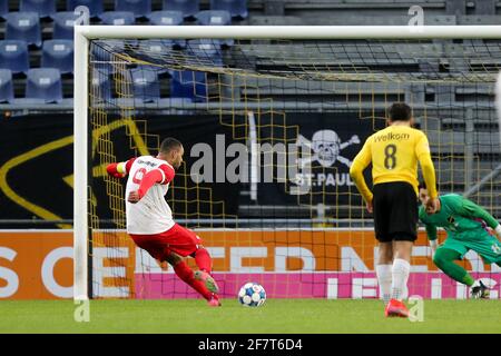 BREDA, PAYS-BAS - AVRIL 9 : Jeredy Hilterman du FC Utrecht U23 marque le premier but du FC Utrecht U23 lors du match néerlandais Eerste Divisie entre NA Banque D'Images