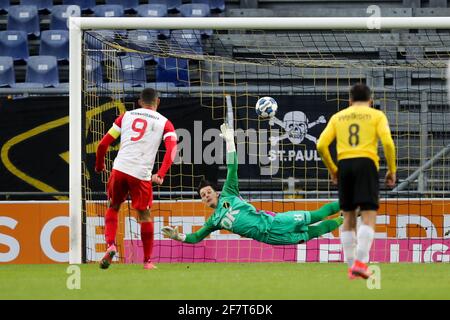 BREDA, PAYS-BAS - AVRIL 9 : Jeredy Hilterman du FC Utrecht U23 marque le premier but du FC Utrecht U23 lors du match néerlandais Eerste Divisie entre NA Banque D'Images